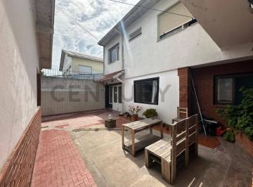 Casa · 474m² · 10 Ambientes · Casa Multifamiliar - Hotel en Terreno Propio con Patio 11 Habitaciones