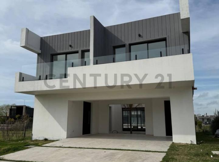 Casa · 250m² · 4 Ambientes · 4 Cocheras