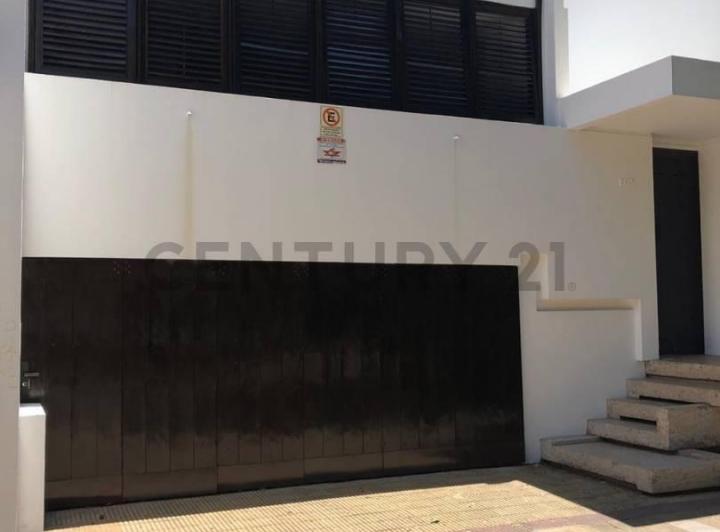 Casa · 212m² · 8 Ambientes · 2 Cocheras