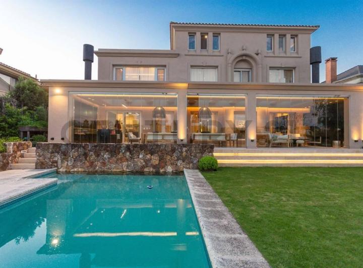 Casa · 499m² · 8 Ambientes · 2 Cocheras