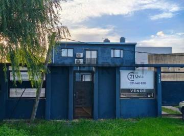 Casa · 120m² · 4 Ambientes · 4 Cocheras · Casa Los Hornos Venta