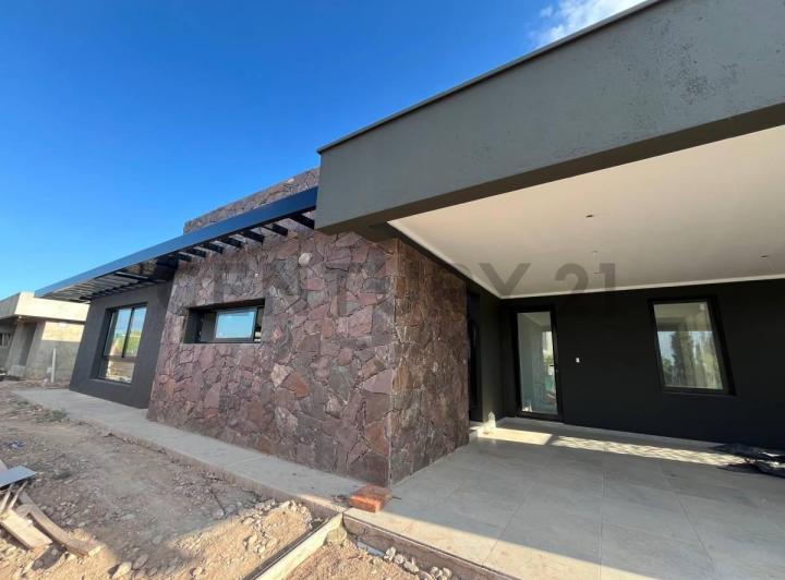 Casa · 225m² · 5 Ambientes · 2 Cocheras