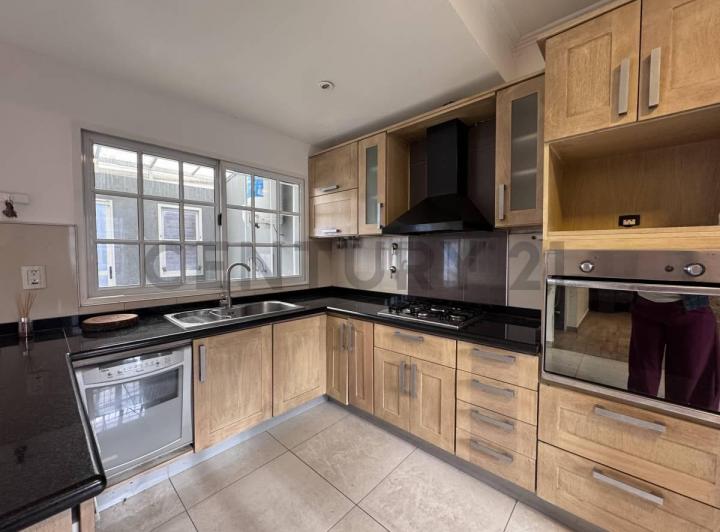 Casa · 210m² · 3 Dormitorios · 2 Cocheras