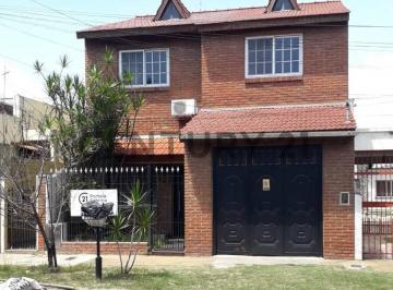 Casa · 140m² · 4 Ambientes · 1 Cochera · Venta Casa 4 Ambientes Caseros Parrilla Pileta