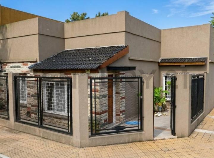 Casa · 160m² · 3 Ambientes · 2 Cocheras