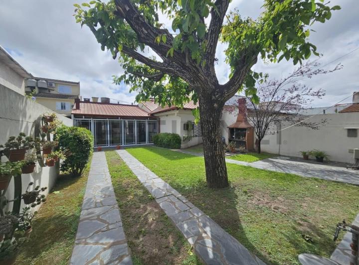 Casa · 240m² · 5 Ambientes · 3 Cocheras