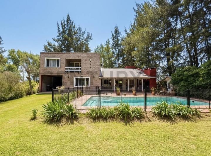 Casa · 252m² · 5 Ambientes · 2 Cocheras