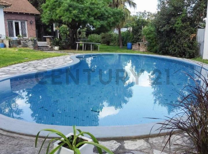 Casa · 250m² · 4 Ambientes · 3 Cocheras