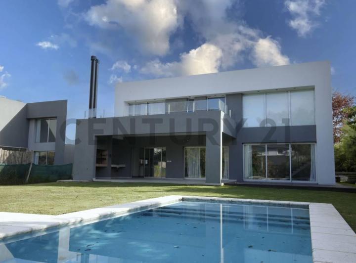 Casa · 370m² · 5 Ambientes · 4 Cocheras