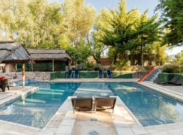 Casa · 809m² · 10 Ambientes · 9 Cocheras · Complejo Turístico Premium en Valle Grande – San Rafael, Mendoza