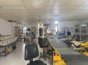 Local comercial · 397m² · 9 Ambientes · 1 Cochera · Industrial + Oficinas - 400 m² - Barrio Industrial