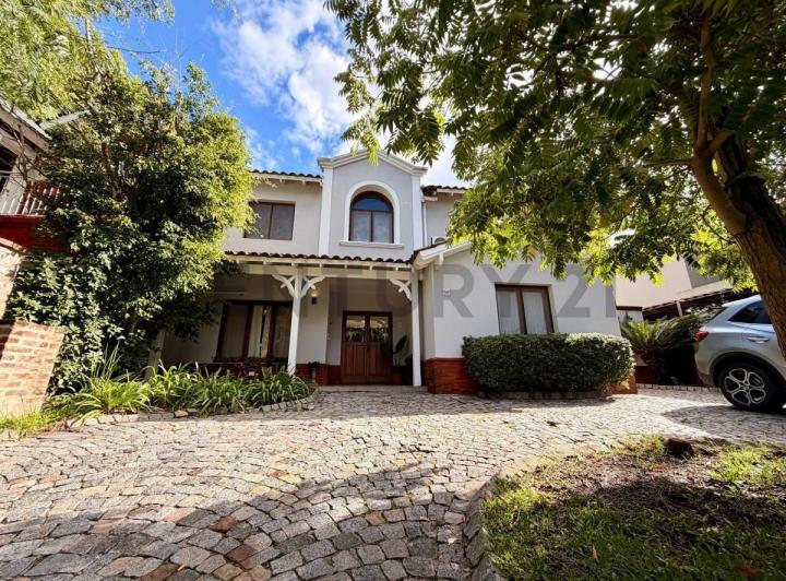 Casa · 180m² · 4 Ambientes · 3 Cocheras