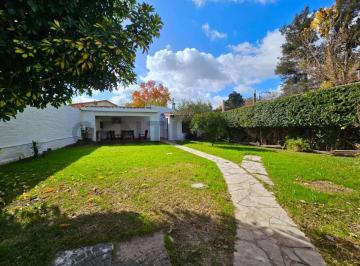 Casa · 110m² · 4 Ambientes · 1 Cochera · Oportunidad! Casa con Jardín en Tigre!