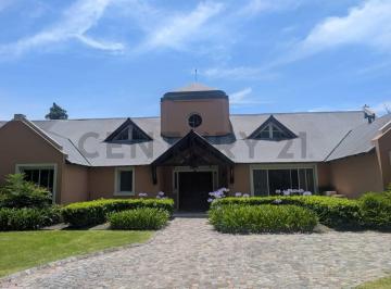 Casa · 400m² · 6 Ambientes · 3 Cocheras · Carmel Country Club, Pilar - Imponente Casa en Venta