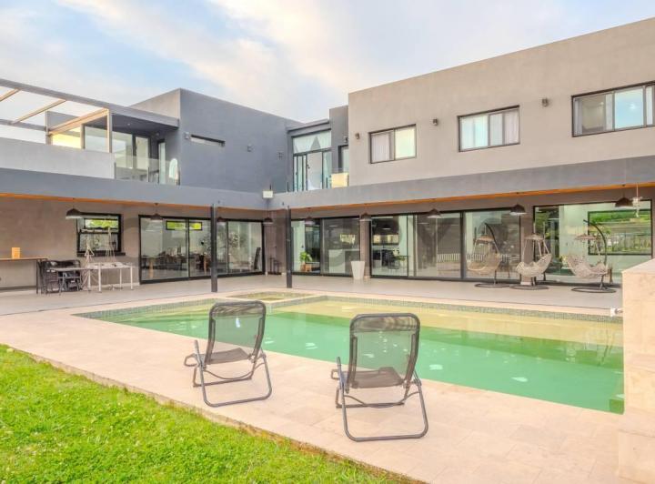 Casa · 340m² · 7 Ambientes · 4 Cocheras
