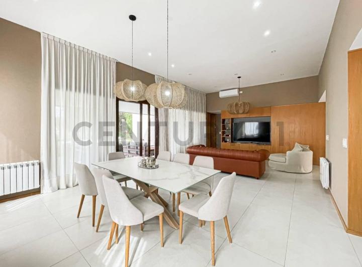 Casa · 258m² · 6 Ambientes · 6 Cocheras