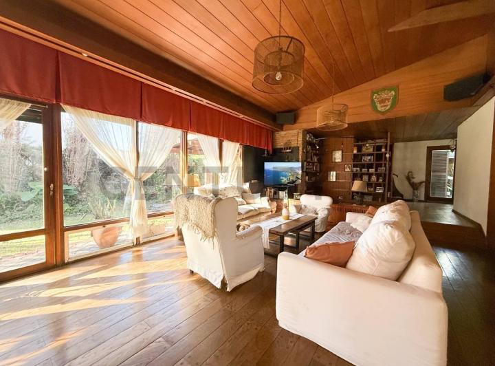 Casa · 437m² · 5 Dormitorios · 2 Cocheras