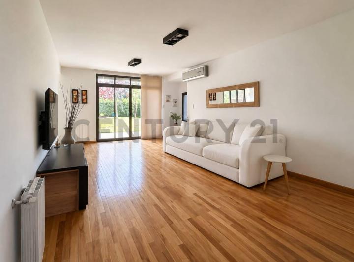 Casa · 220m² · 6 Ambientes · 2 Cocheras
