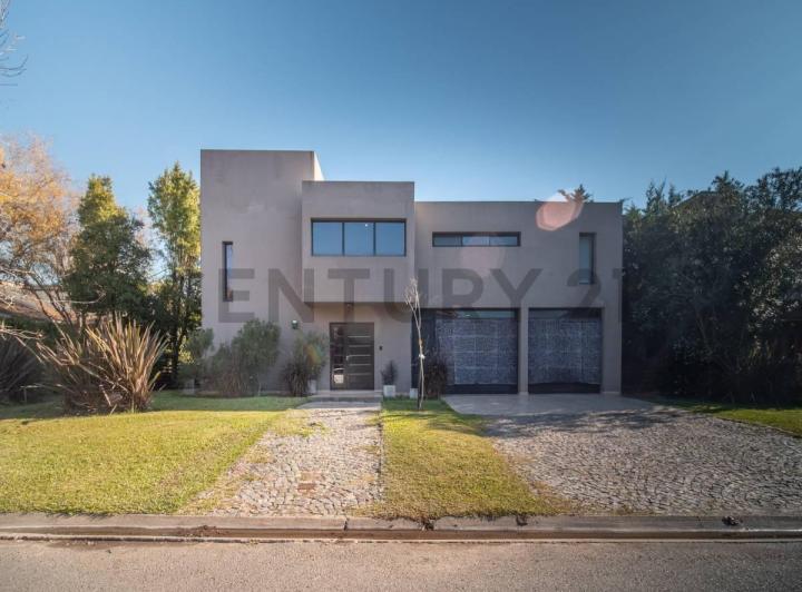 Casa · 220m² · 6 Ambientes · 2 Cocheras