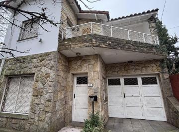 Casa · 233m² · 5 Ambientes · 2 Cocheras · Casa