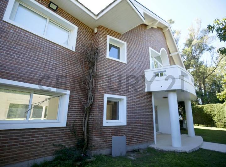 Casa · 362m² · 5 Ambientes · 4 Cocheras