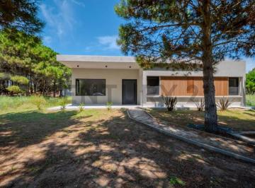 Casa · 210m² · 4 Ambientes · Casa en Venta con 4 Dorm. en Lote de 1000 m² | Galería y Parrilla - Punta