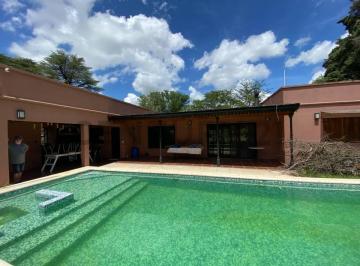 Casa · 243m² · 3 Ambientes · 6 Cocheras · Venta de Casa 3 Ambientes en Pilar del Este, Pilar