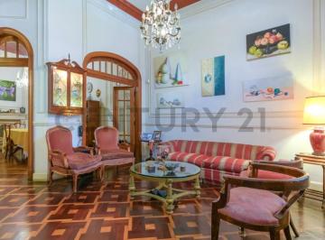 Casa · 178m² · 5 Ambientes · 1 Cochera · En Venta Casa de 4 Dorm. con Cochera, Terraza y Parrilla Mexico Al 4200