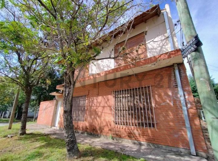 Casa · 180m² · 4 Ambientes · 2 Cocheras