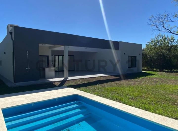 Casa · 214m² · 6 Ambientes · 4 Cocheras