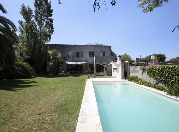 Casa · 240m² · 6 Ambientes · 2 Cocheras
