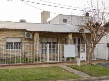 Casa · 100m² · 2 Ambientes · 2 Cocheras · 80 Bis Entre 120 y Diagonal 620 Casa 2 Dorm. en Venta Villa Elvira