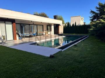 Casa · 197m² · 4 Ambientes · 2 Cocheras · Casas en Venta en La Cándida, con Pileta, 2 Dorm. Mas Escritorio