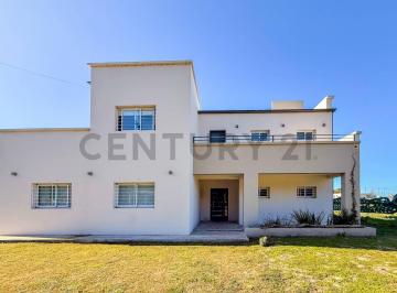 Casa · 170m² · 4 Ambientes · Casa en Venta en El Barrio "El Capricho", Las Banderitas.