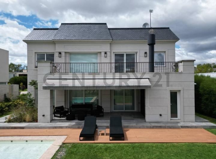 Casa · 275m² · 6 Ambientes · 5 Cocheras