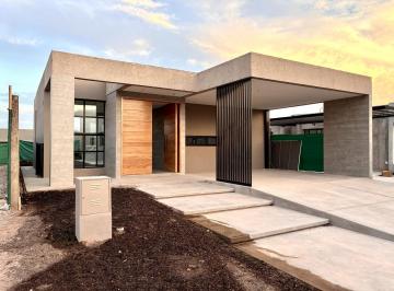 Casa · 135m² · 5 Ambientes · 2 Cocheras · Casa en Alquiler