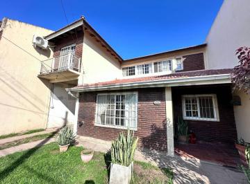 Casa · 245m² · 5 Ambientes · 2 Cocheras · Venta Casa 2 Piso 4 Dorm. en Villa de Mayo - Apta Crédito