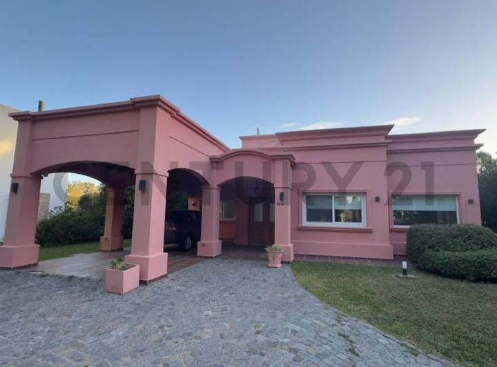 Casa · 200m² · 4 Ambientes · 2 Cocheras
