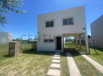 Casa · 102m² · 4 Ambientes · 3 Cocheras · Casa en Venta en Laguna Azul. Apto Credito