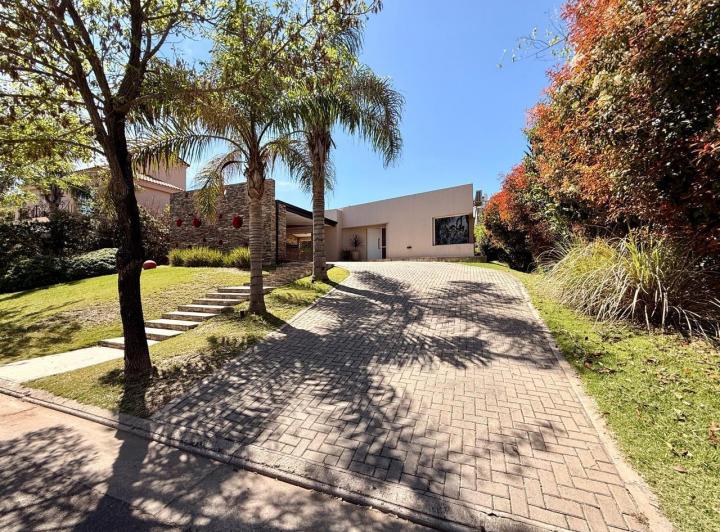 Casa · 245m² · 6 Ambientes · 2 Cocheras