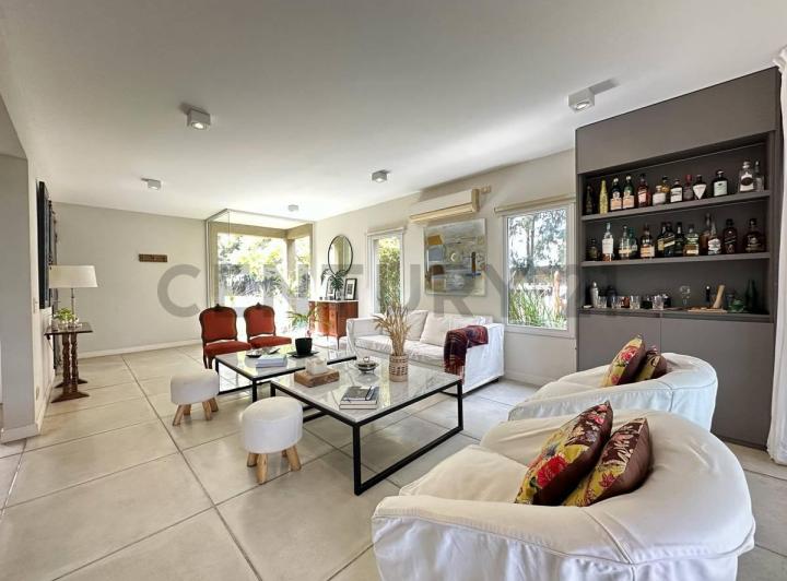 Casa · 190m² · 6 Ambientes · 1 Cochera