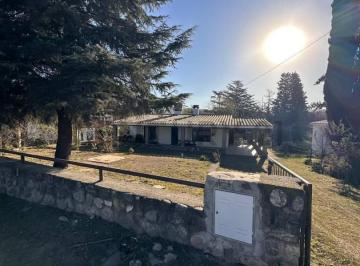 Casa · 192m² · 4 Ambientes · 4 Cocheras · Exelente Ubicacion! Calida, Comodoa, Espaciosa y con un Potecial Enorme Para a