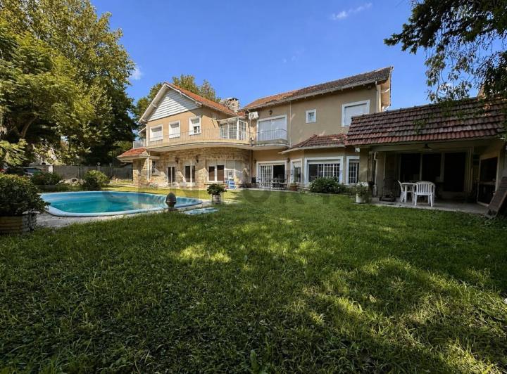 Casa · 400m² · 9 Ambientes · 3 Cocheras