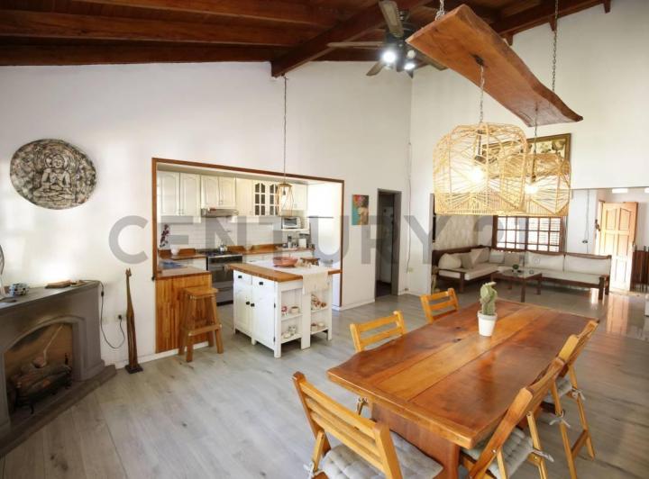 Casa · 180m² · 5 Ambientes · 2 Cocheras