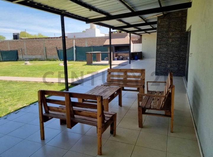 Casa · 145m² · 5 Ambientes · 4 Cocheras