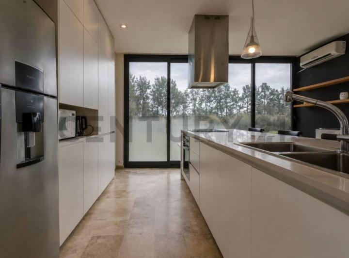 Casa · 290m² · 5 Ambientes · 4 Cocheras