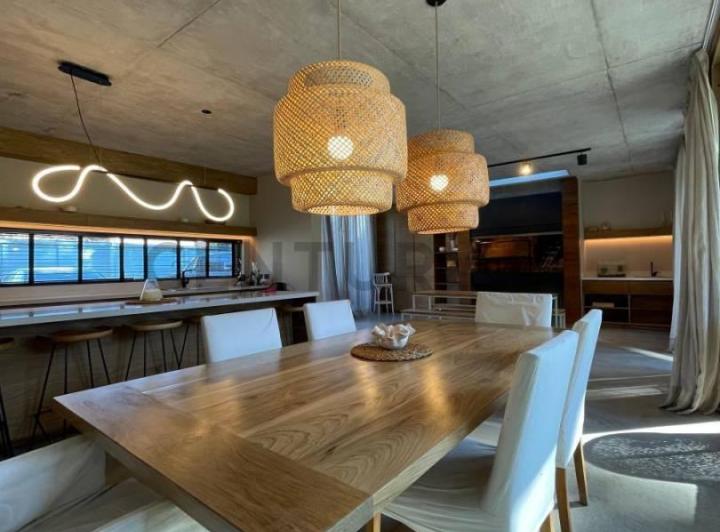 Casa · 250m² · 5 Ambientes · 2 Cocheras