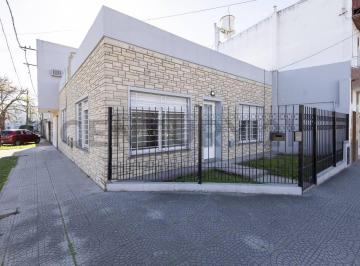 Casa · 90m² · 4 Ambientes · 1 Cochera · Casa en Venta en Los Hornos de 3 Dorm.