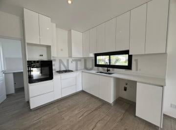Casa · 228m² · 5 Ambientes · 3 Cocheras · Venta de Casa 5 Ambientes 4 Dorm. en Una Planta San Matias Escobar - Plant