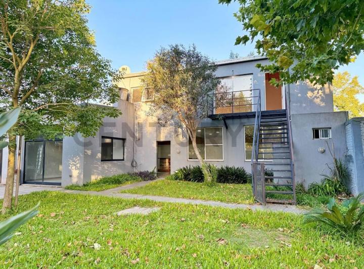 Casa · 320m² · 5 Ambientes · 2 Cocheras